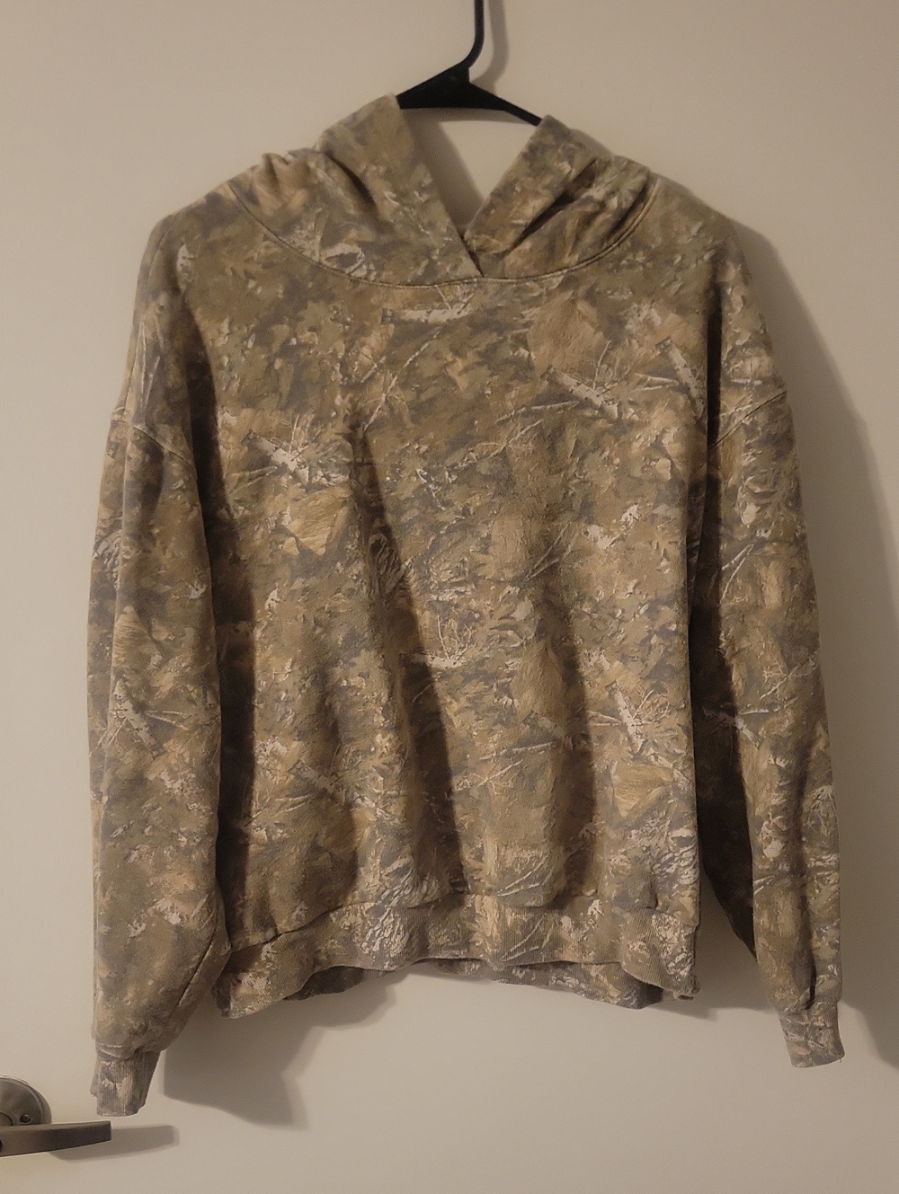 Camo-Print Hooded Pullover Sweatshirt in Tan and Gray